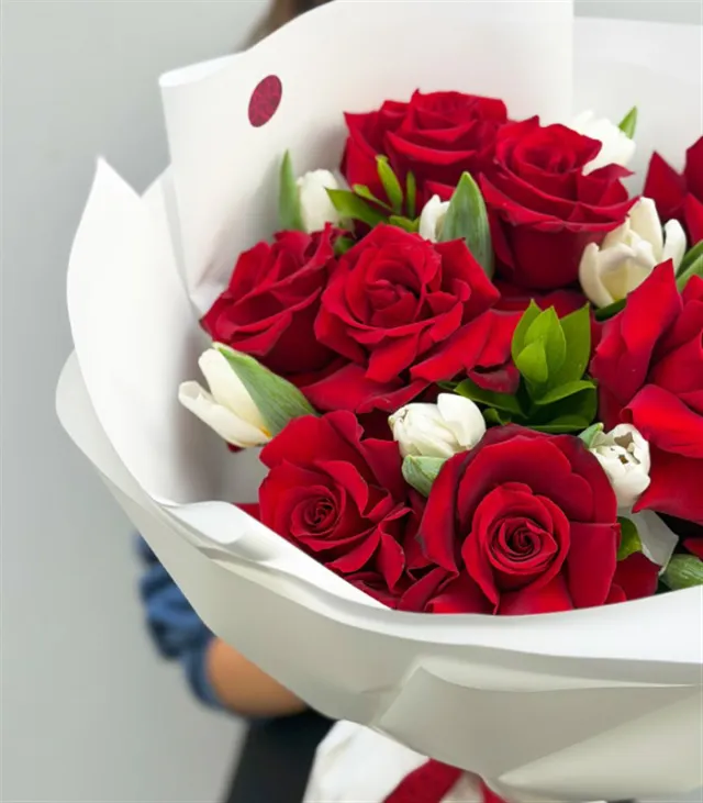 Just Deluxe Beyaz Lale Kırmızı Güller Buketi — görünüm 3