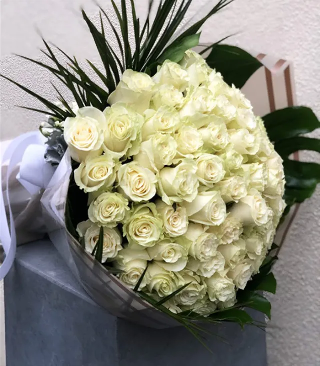 Grand Deluxe Beyaz Gül Buketi