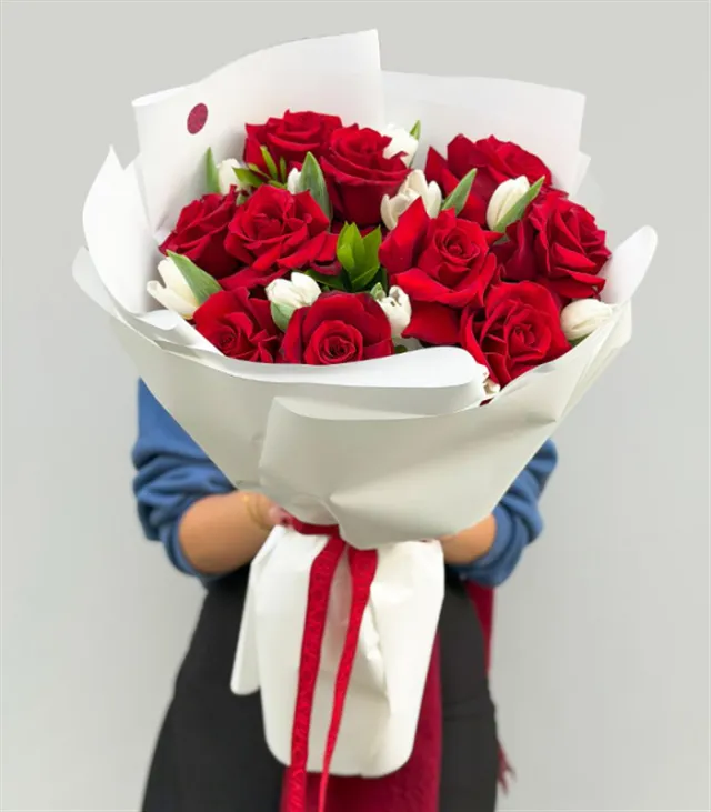 Just Deluxe Beyaz Lale Kırmızı Güller Buketi