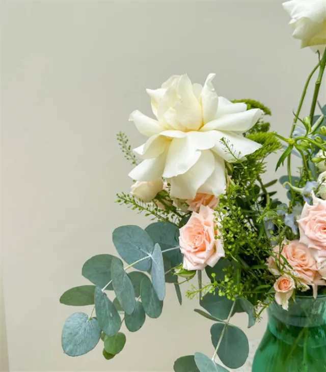 Spring Bud Su Yeşili Vazoda Pastel Yaz Çiçekleri Aranjmanı — görünüm 4