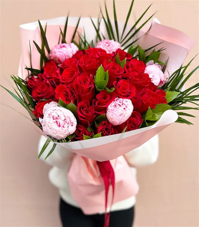 Romantic Pembe Şakayıklı Kırmızı Güller Buketi, Çiçek Buketi Gönder