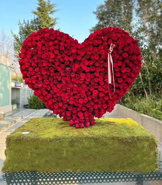 1001 Kırmızı Gül Kalp Heykel Çiçek Üç Boyutlu Panoramik Aranjman — görünüm 3
