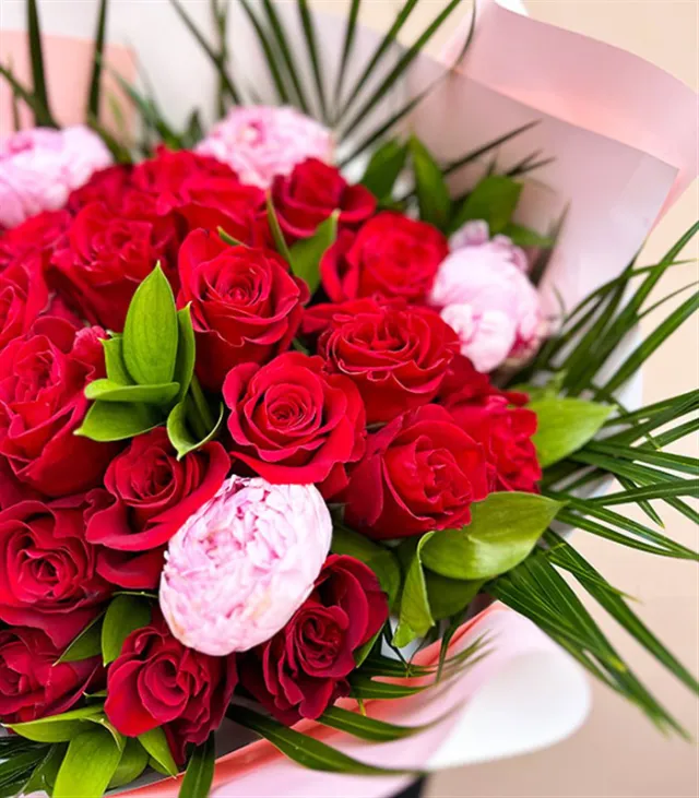 Romantic Pembe Şakayıklı Kırmızı Güller Buketi, Çiçek Buketi Gönder — görünüm 4