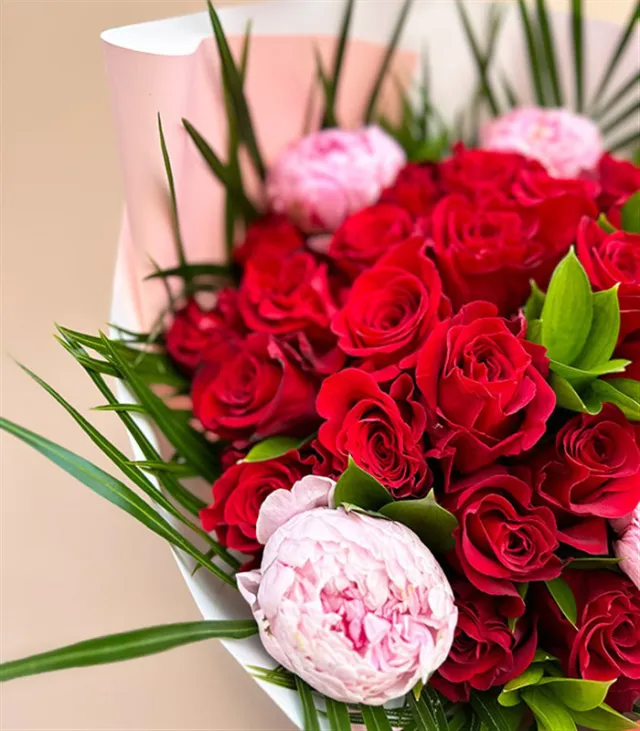 Romantic Pembe Şakayıklı Kırmızı Güller Buketi, Çiçek Buketi Gönder — görünüm 3