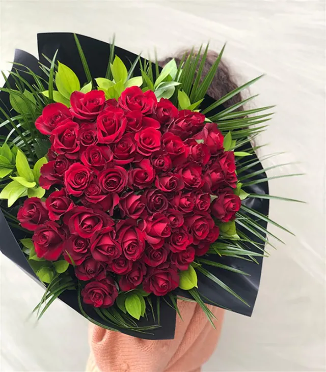50 Kırmızı Ekvator Gülü Buketi — görünüm 3