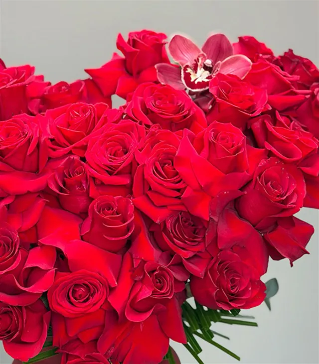 Red Heart Deluxe Bordo Vazoda Kalp 41 Kırmızı Gül Aranjmanı — görünüm 3
