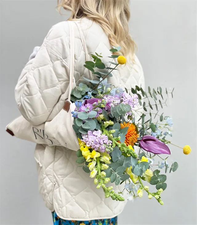 But First Flower Kanvas Çiçek Taşıma Çantasında Buket