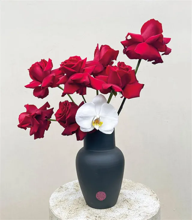 Loving Heart Siyah Seramik Vazoda Kırmızı Gül Aranjmanı — görünüm 3