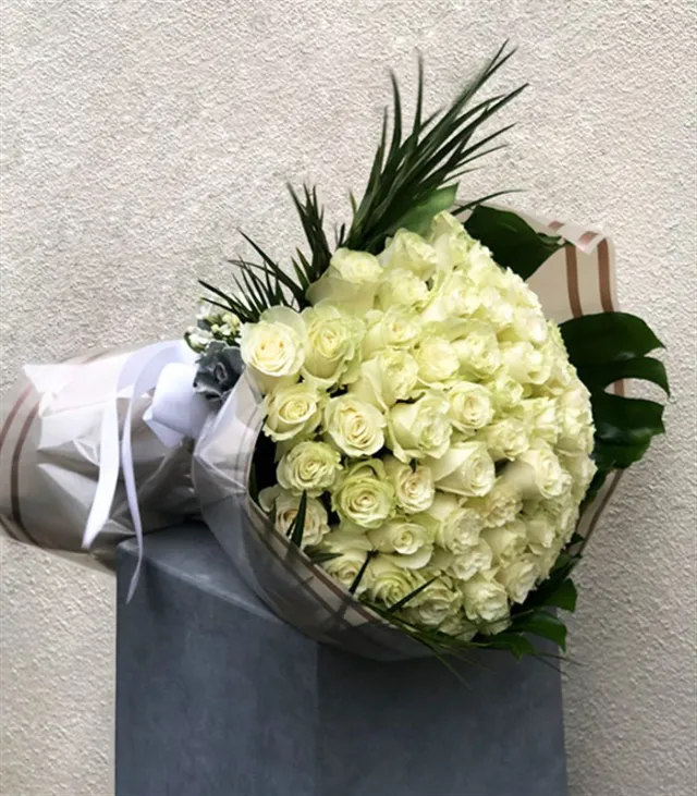 Grand Deluxe Beyaz Gül Buketi — görünüm 3