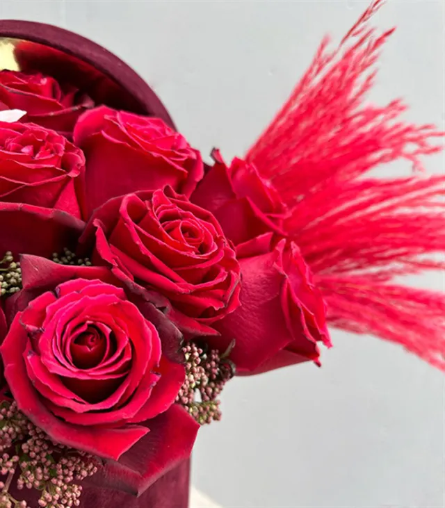 Valentine Deluxe Bordo Kutuda Kırmızı Gül Aranjmanı — görünüm 3