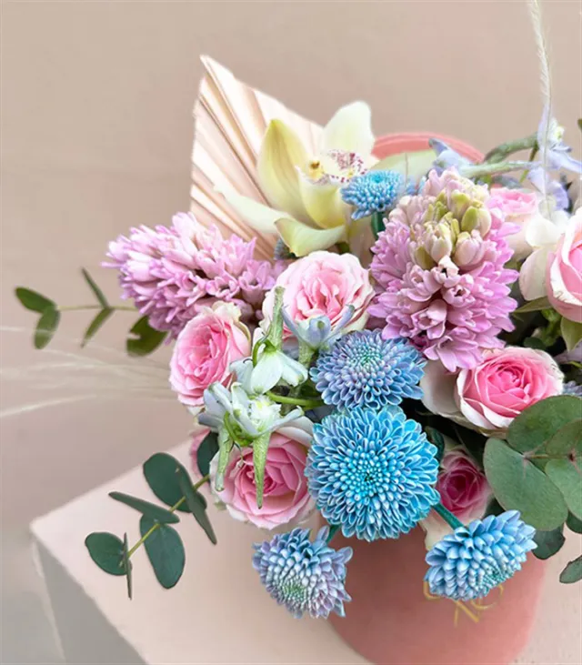 Pastel Masalı Pembe Sümbül Mavi Krizantem Mini Kutu Çiçek — görünüm 3