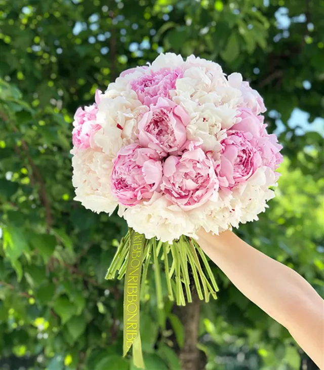 Corinne Grand Deluxe Beyaz Pembe Şakayık Buketi — görünüm 3